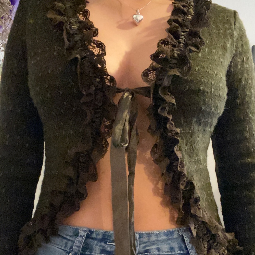 A cute thick cardigan with details